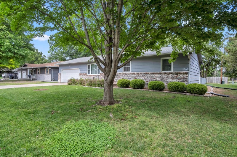 1604 Grandview Ct, Newton, KS 67114