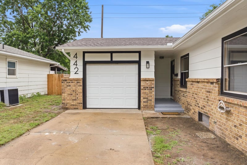 442 N Hickory Ln, Valley Center, KS 67147