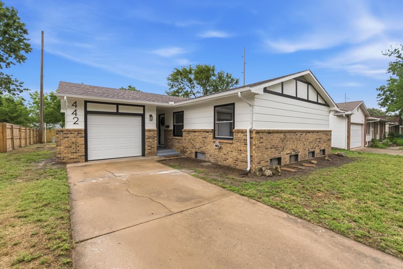 442 N Hickory Ln, Valley Center, KS 67147