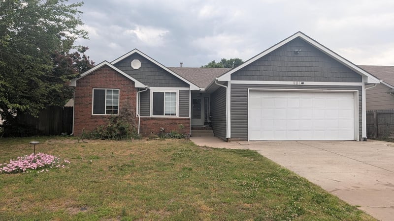981 E Forest Ct, Haysville, KS 67060