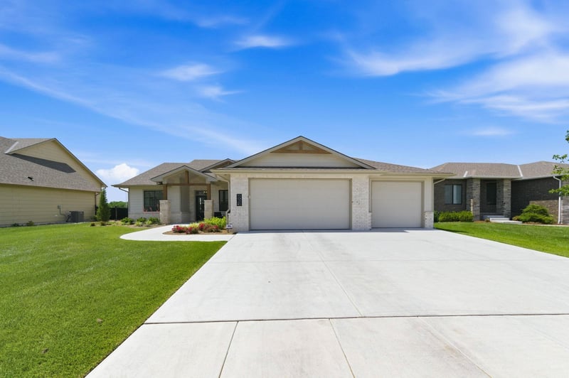 5926 Forbes Ct, Bel Aire, KS 67220