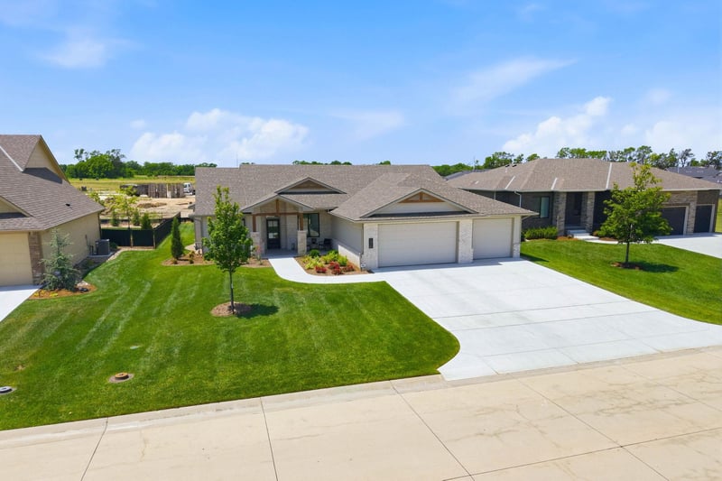 5926 Forbes Ct, Bel Aire, KS 67220