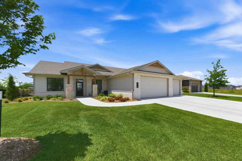 5926 Forbes Ct, Bel Aire, KS 67220