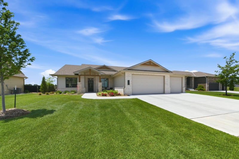 5926 Forbes Ct, Bel Aire, KS 67220