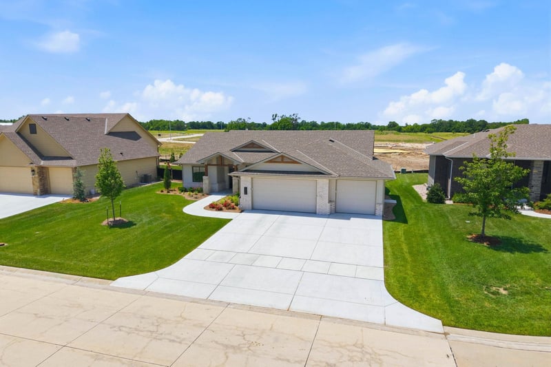 5926 Forbes Ct, Bel Aire, KS 67220