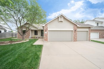1607 N Woodridge Ct, Wichita, KS 67206