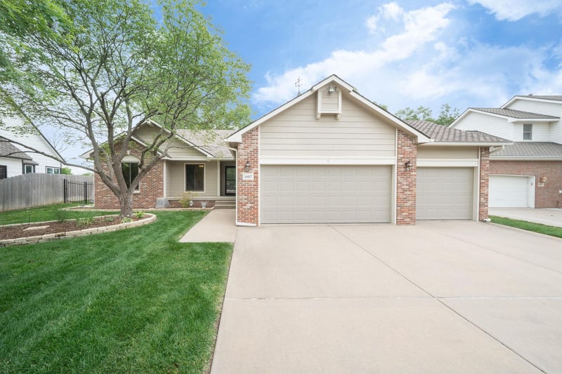 1607 Woodridge Ct, Wichita, KS 67206