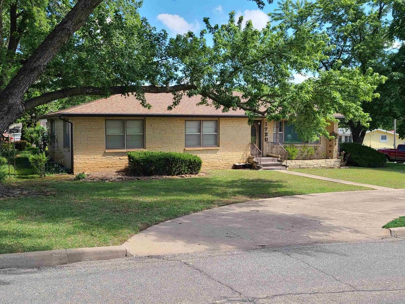 1720 Simpson , Winfield, KS 67156