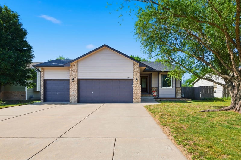 913 W 50th St S, Wichita, KS 67217