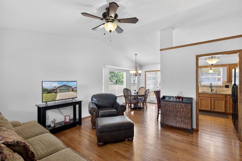 1744 Country Walk Ln, Mulvane, KS 67110