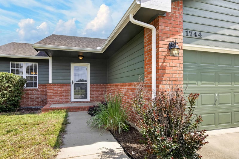 1744 Country Walk Ln, Mulvane, KS 67110