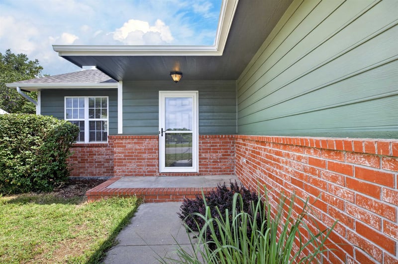 1744 Country Walk Ln, Mulvane, KS 67110
