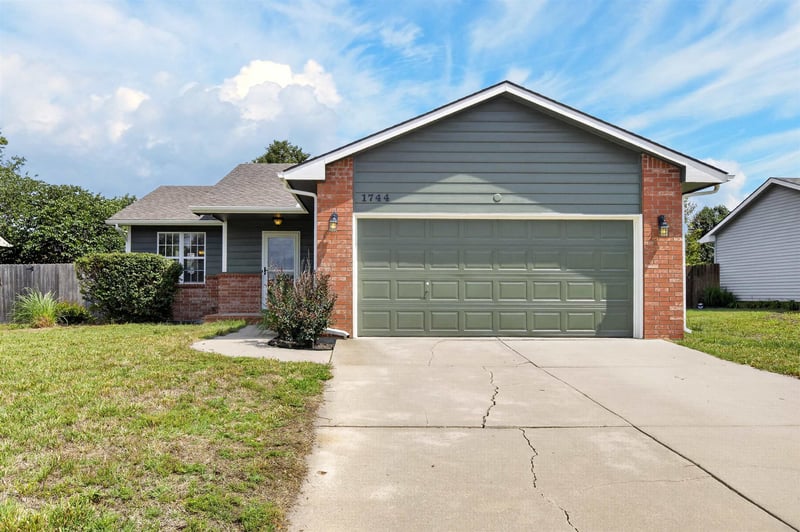 1744 Country Walk Ln, Mulvane, KS 67110
