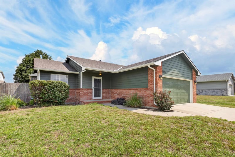 1744 Country Walk Ln, Mulvane, KS 67110