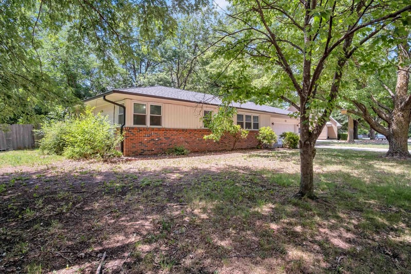 13 Sunset, Hesston, KS 67062