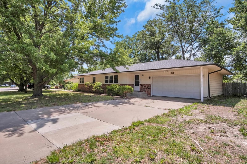 13 Sunset, Hesston, KS 67062