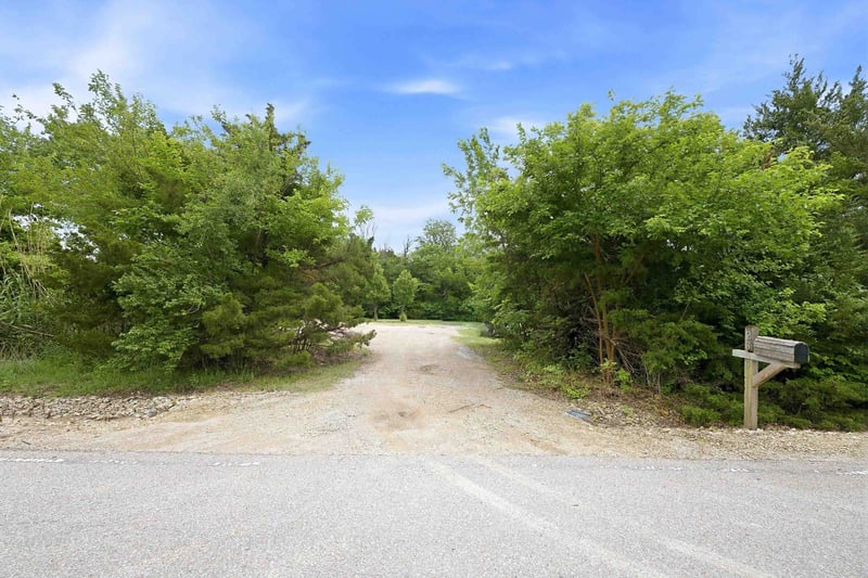 2350 Bedford St, Wichita, KS 67207