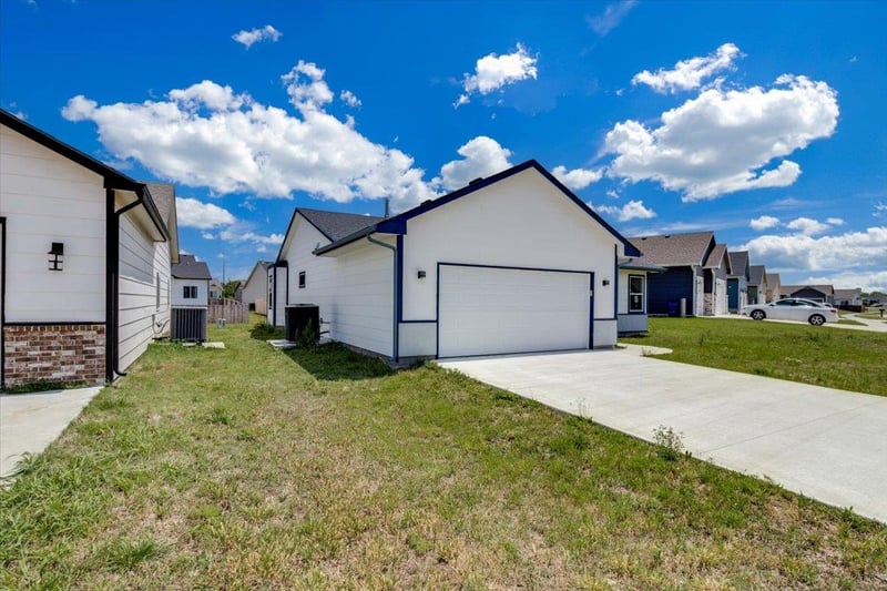 720 Redbud Ave, Valley Center, KS 67147