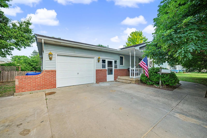 105 S Cedar St, Lindsborg, KS 67456