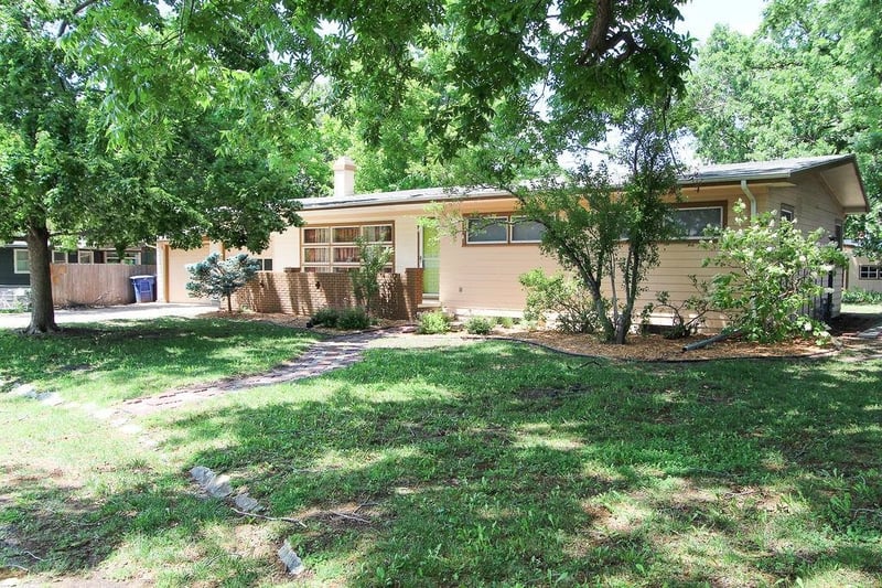 4 Cedar Dr, Newton, KS 67114