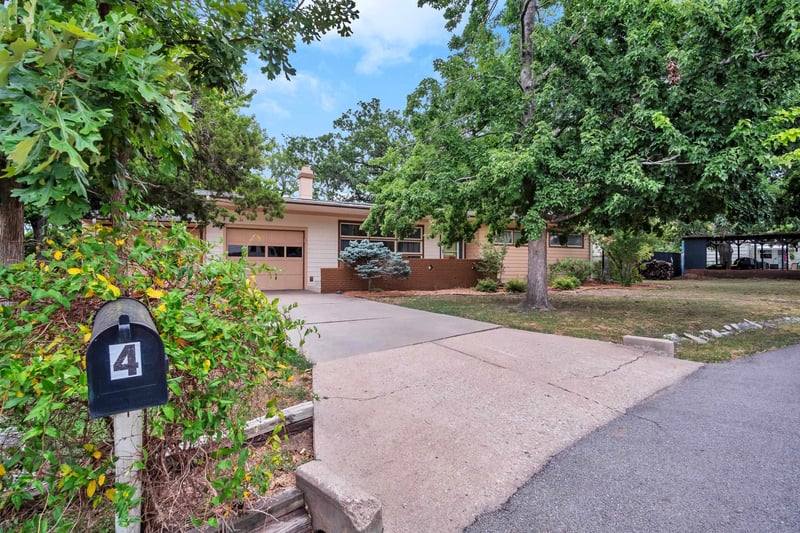 4 Cedar Dr, Newton, KS 67114