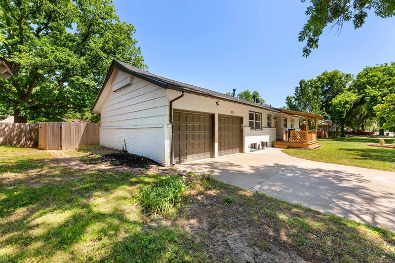 852 Caddy Ln, Wichita, KS 67212
