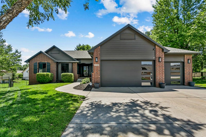 3106 N Lakecrest Cir, Wichita, KS 67205