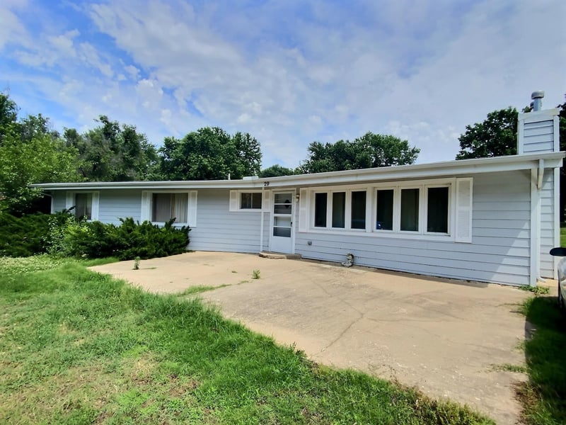 29 Eastwood Dr, Arkansas City, KS 67005