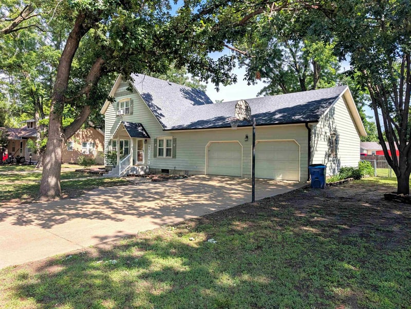 205 E 4th St, Solomon, KS 67480