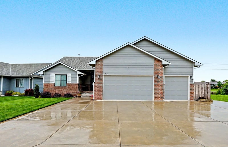 2104 E Highridge St, Park City, KS 67219