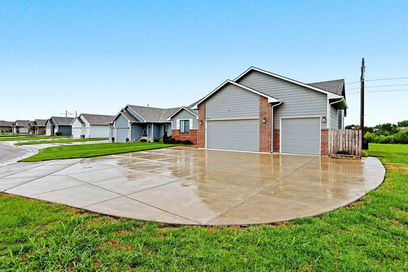 2104 E Highridge St, Park City, KS 67219