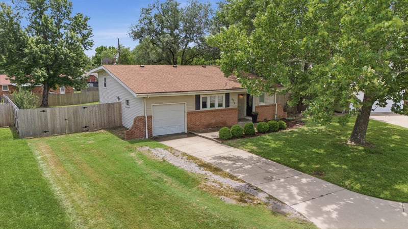 5919 Memphis St, Bel Aire, KS 67220