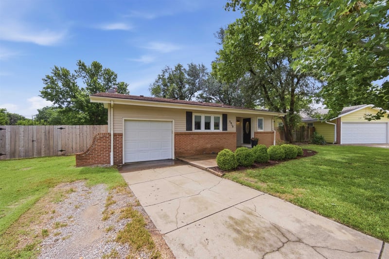 5919 Memphis St, Bel Aire, KS 67220