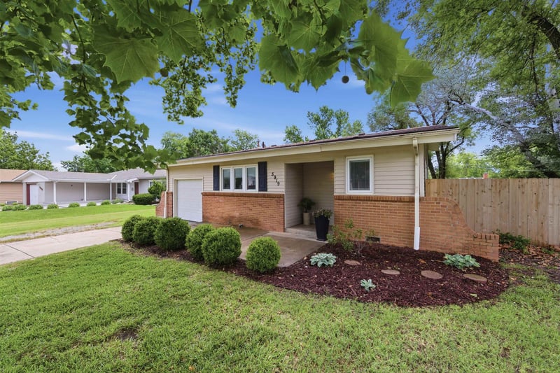 5919 Memphis St, Bel Aire, KS 67220