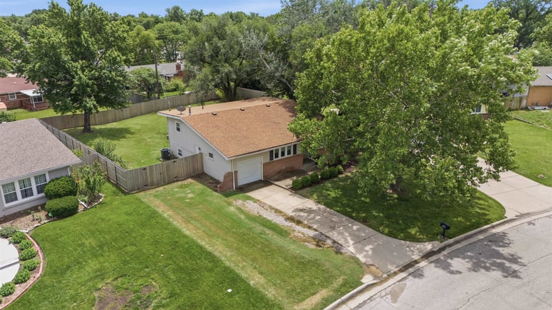 5919 Memphis St, Bel Aire, KS 67220
