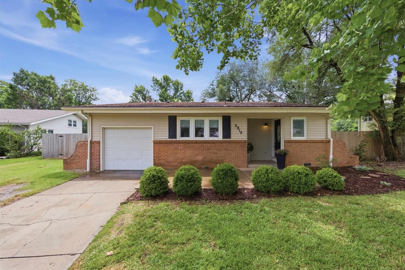 5919 Memphis St, Bel Aire, KS 67220