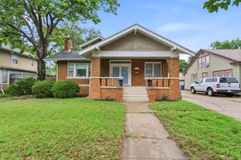 3226 E Country Club Pl, Wichita, KS 67208