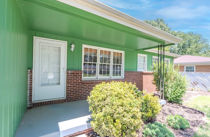 804 E English Ct, Derby, KS 67037