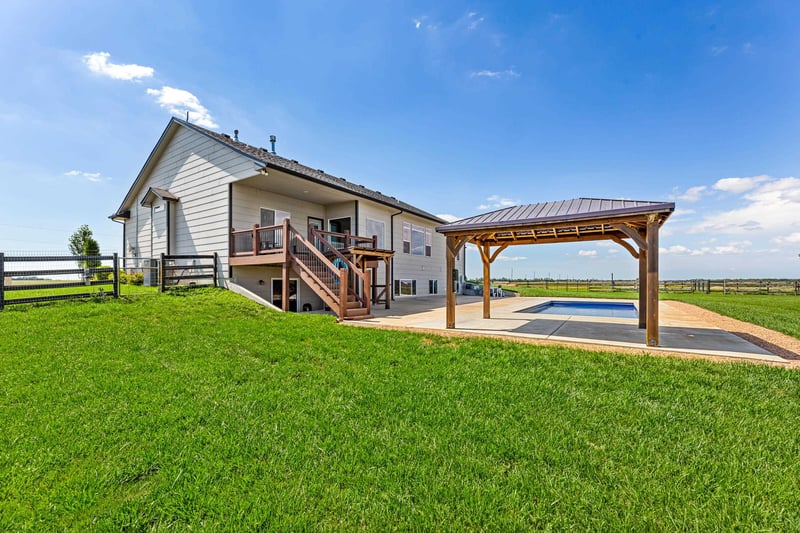 6750 Hertzler Rd, Halstead, KS 67056-9407
