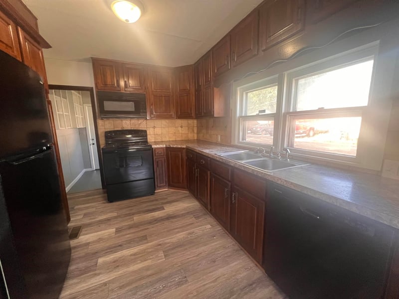 825 W 33rd N, Wichita, KS 67204