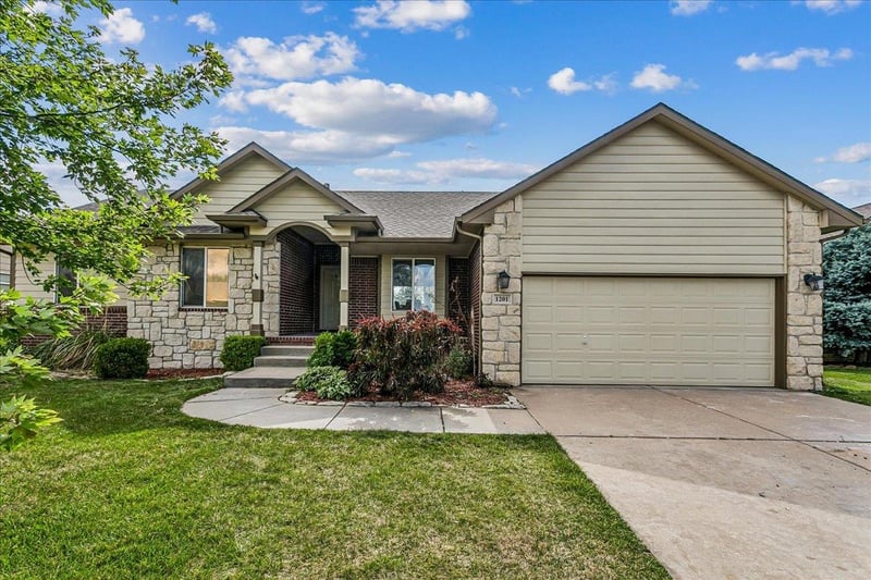 1201 N Oak Ridge St, Goddard, KS 67052