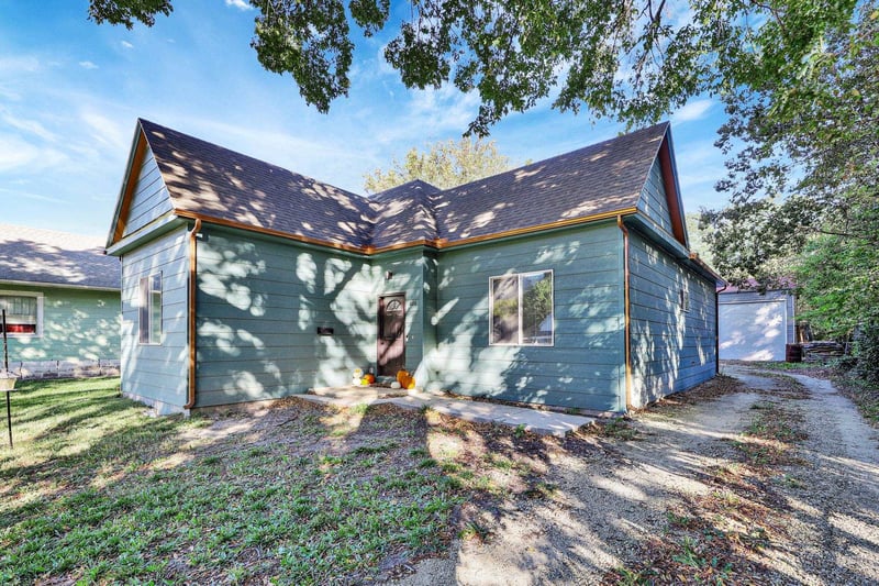 408 8th St, Newton, KS 67114