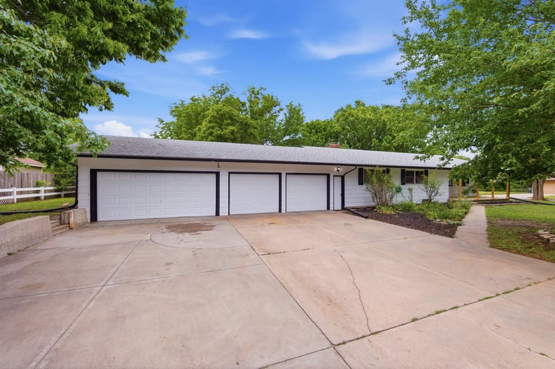 33 Regal Crescent, North Newton, KS 67117