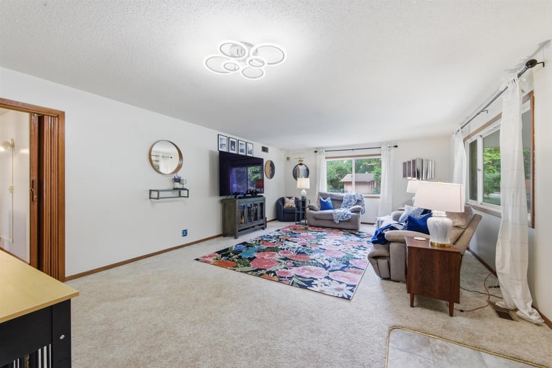 33 Regal Crescent, North Newton, KS 67117