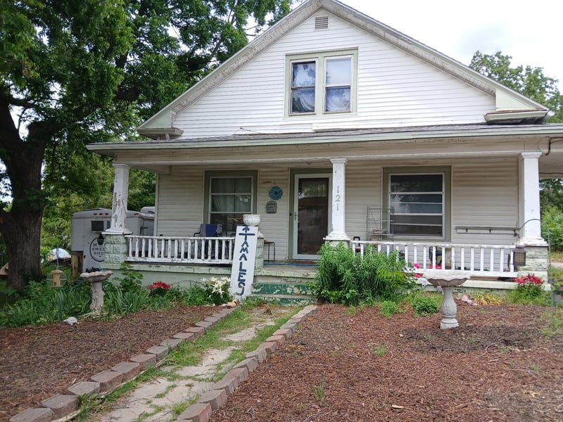 121 10th St, Concordia, KS 66901