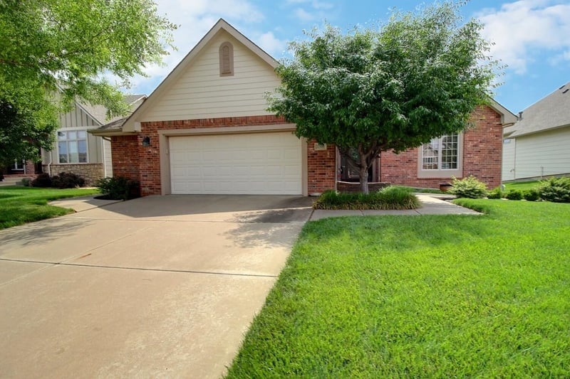 2300 N Sawgrass Cir, Derby, KS 67037