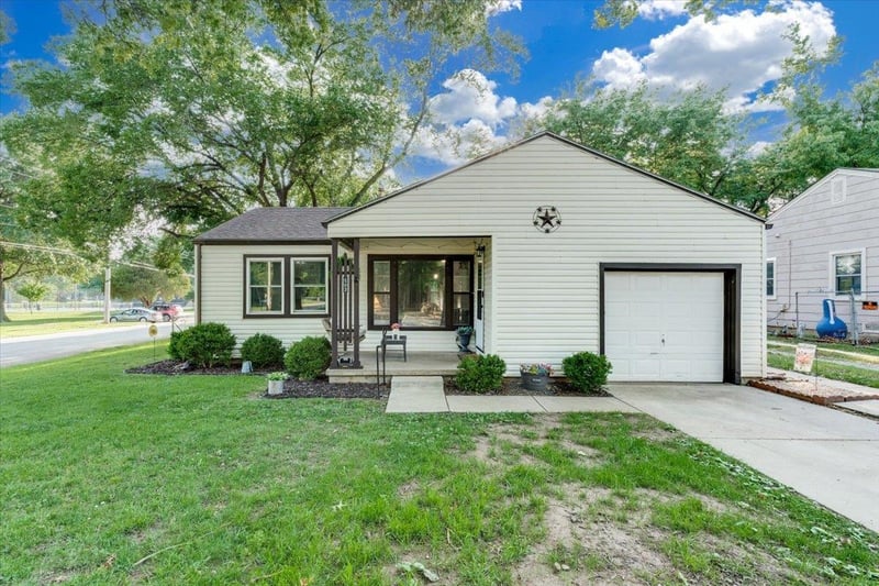 503 Eastview Dr, Mulvane, KS 67110