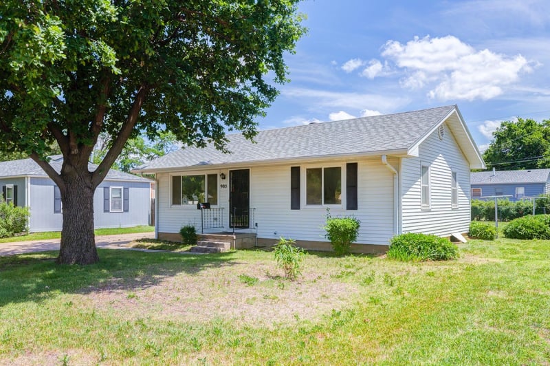 905 Windsor Dr, Salina, KS 67401