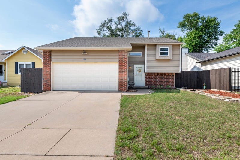 929 E Mona Cir, Wichita, KS 67216