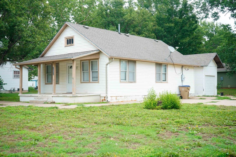 302 King St, Mount Hope, KS 67108-9596